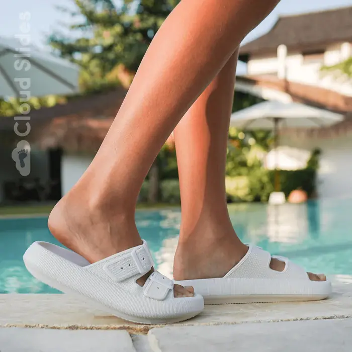Weiße Bloom-Sandalen am Pool getragen