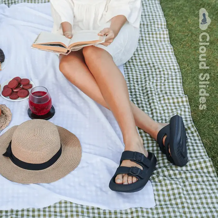 Schwarze Bloom-Sandalen beim Picknick